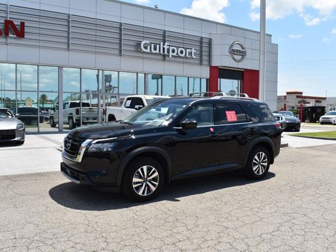 Used 2025 Nissan Pathfinder SL FWD image 2