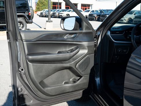 Used 2025 Jeep Grand Cherokee L Laredo RWD image 16