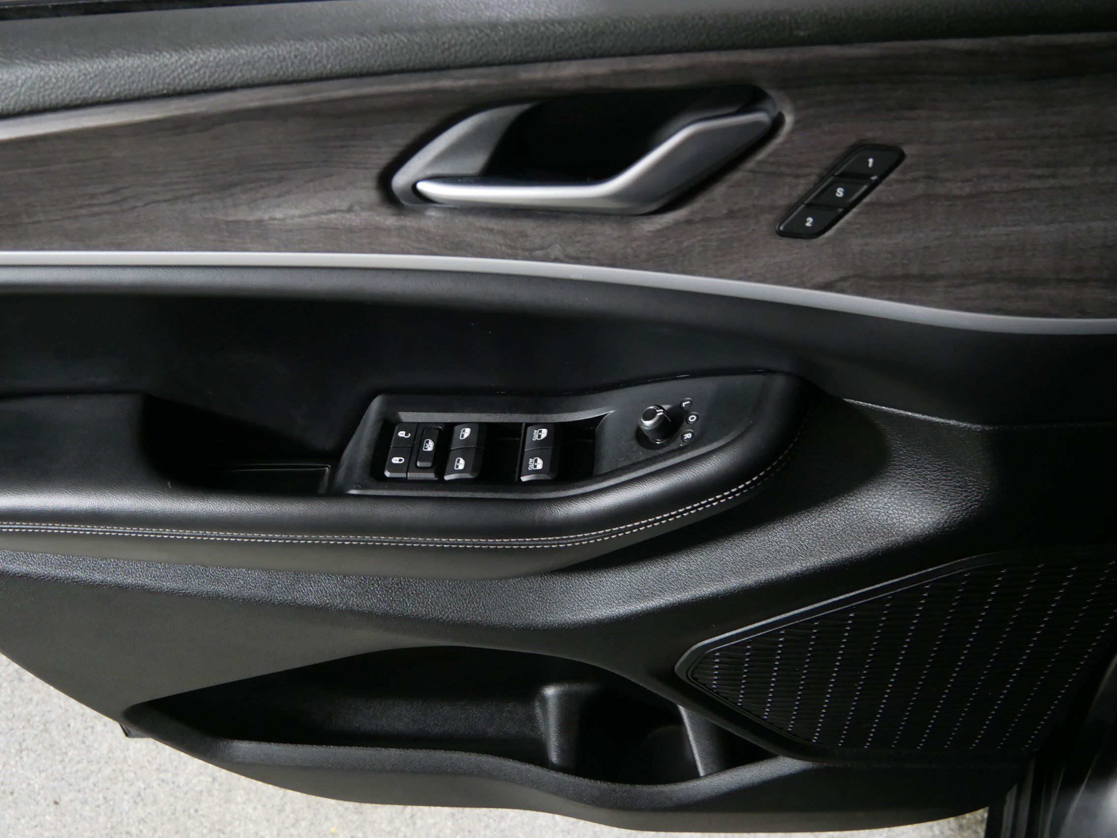 Used 2024 Jeep Grand Cherokee Limited RWD image 19