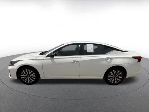 Used 2025 Nissan Altima 2.5 SV FWD image 9