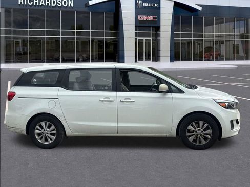 Used 2017 Kia Sedona L FWD image 2