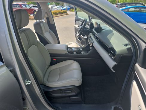 Used 2025 Honda Pilot EX-L image 10