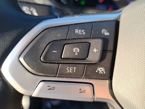 Certified 2022 Volkswagen Taos SEL w/ Panoramic Sunroof Package image 16