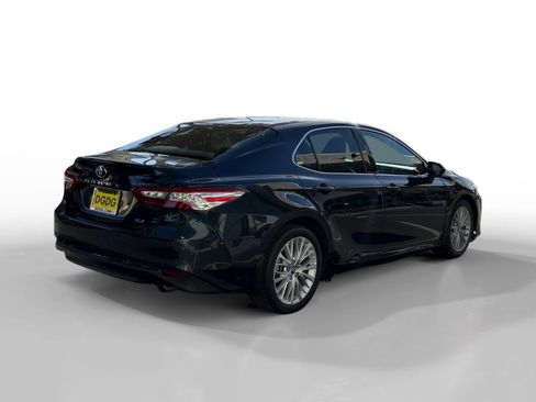 Used 2018 Toyota Camry XLE FWD image 5