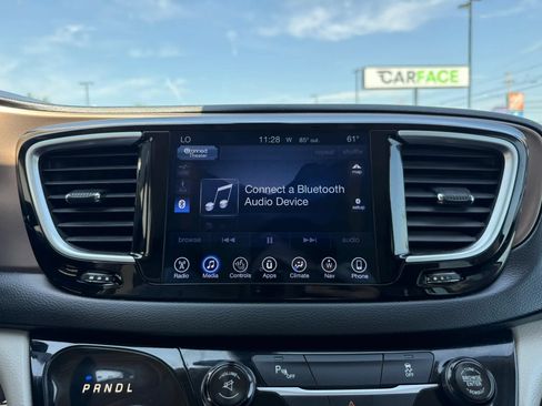 Used 2017 Chrysler Pacifica Touring-L Plus FWD image 35