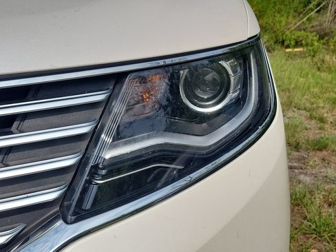 Used 2018 Lincoln MKX Reserve w/ Lincoln MKX Climate Package AWD/4WD image 2