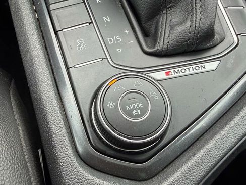 Used 2018 Volkswagen Tiguan SE w/ Panoramic Sunroof Package image 41