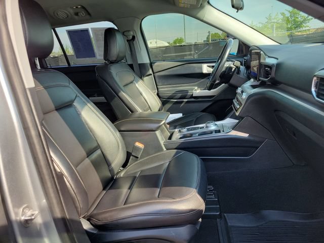 Used 2020 Ford Explorer XLT w/ Equipment Group 202A AWD/4WD image 32