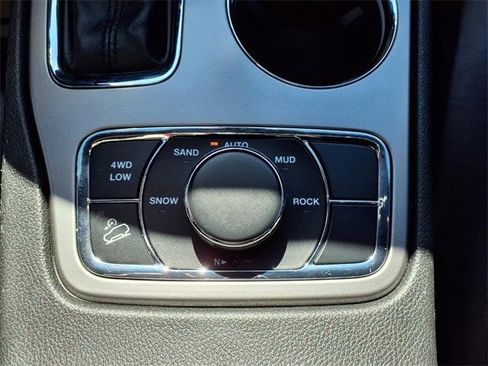 Used 2022 Jeep Grand Cherokee Laredo X image 6