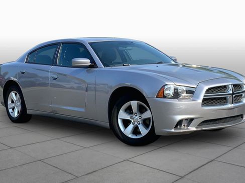 Used 2014 Dodge Charger SE RWD image 3