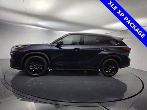 Used 2022 Toyota Highlander XLE image 6