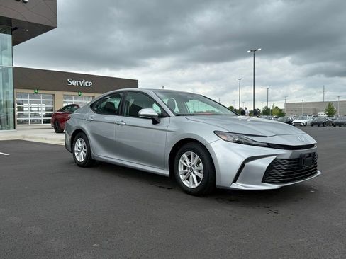 Used 2025 Toyota Camry LE FWD image 3