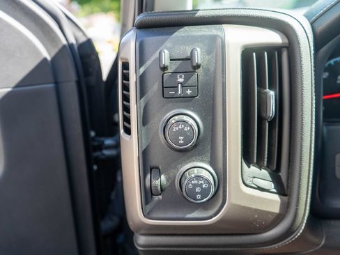 Used 2017 GMC Sierra 2500 Denali w/ Suspension Package, Off-Road AWD/4WD image 26