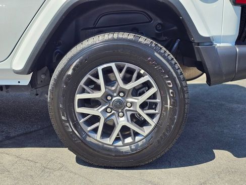 Used 2025 Jeep Wrangler Unlimited Sahara AWD/4WD image 10
