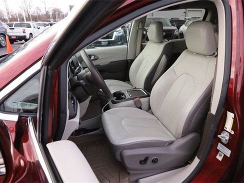 Used 2017 Chrysler Pacifica Touring-L Plus w/ Tire & Wheel Group image 9