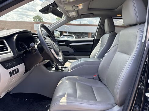 Used 2018 Toyota Highlander XLE AWD/4WD image 11
