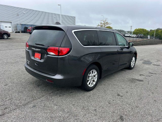 Used 2017 Chrysler Pacifica LX FWD image 3