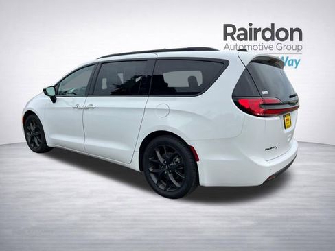 Used 2025 Chrysler Pacifica Limited FWD image 5