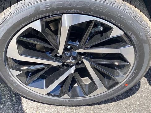 New 2025 Mitsubishi Outlander 4WD Plug-In Hybrid image 8