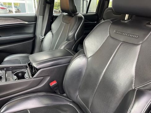 Used 2022 Jeep Grand Cherokee Overland w/ Luxury Tech Group IV AWD/4WD image 5