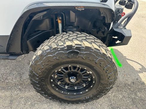 Used 2012 Jeep Wrangler Unlimited Rubicon w/ Connectivity Group AWD/4WD image 10