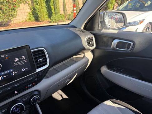 Used 2025 Hyundai Venue SEL image 36