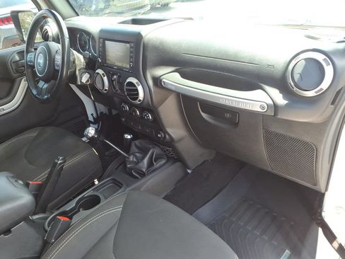 Used 2017 Jeep Wrangler Unlimited Rubicon w/ Connectivity Group AWD/4WD image 11