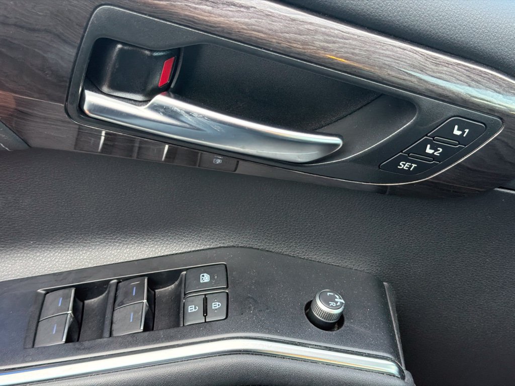 Used 2021 Toyota Highlander Limited AWD/4WD image 18