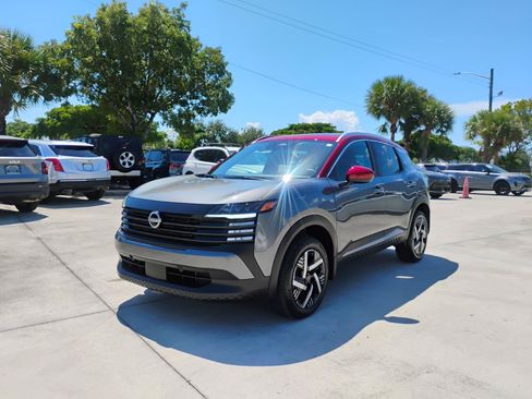 Used 2025 Nissan Kicks SV w/ SV Premium Package FWD image 2