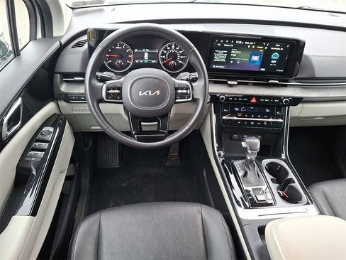Used 2024 Kia Carnival EX image 12