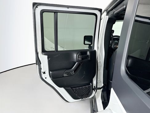 Used 2017 Jeep Wrangler Unlimited Sahara AWD/4WD image 22
