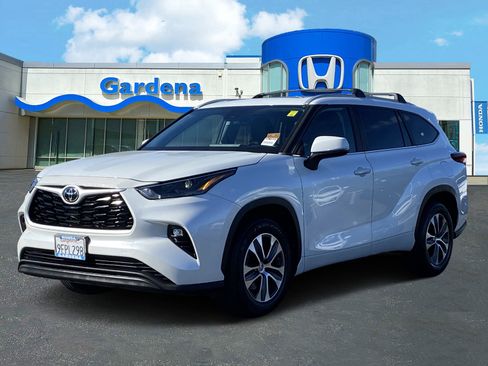 Used 2023 Toyota Highlander XLE image 3