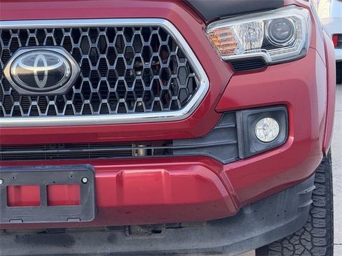 Used 2018 Toyota Tacoma TRD Sport image 8