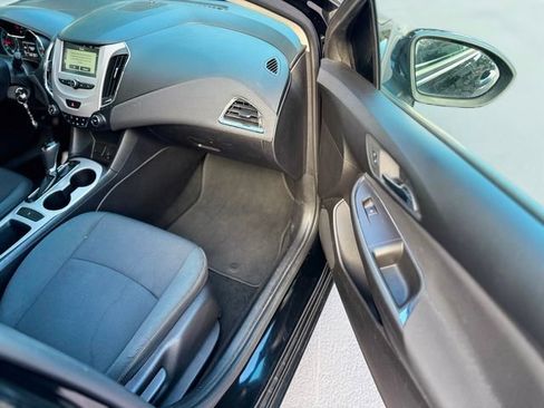 Used 2017 Chevrolet Cruze LS FWD image 20