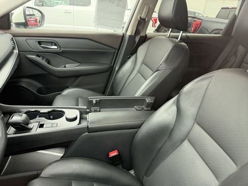 Used 2022 Nissan Rogue SV w/ SV Premium Package image 3