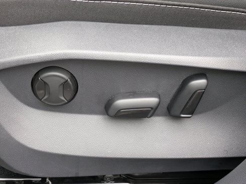 Used 2023 Volkswagen Taos SE w/ Panoramic Sunroof Package FWD image 17