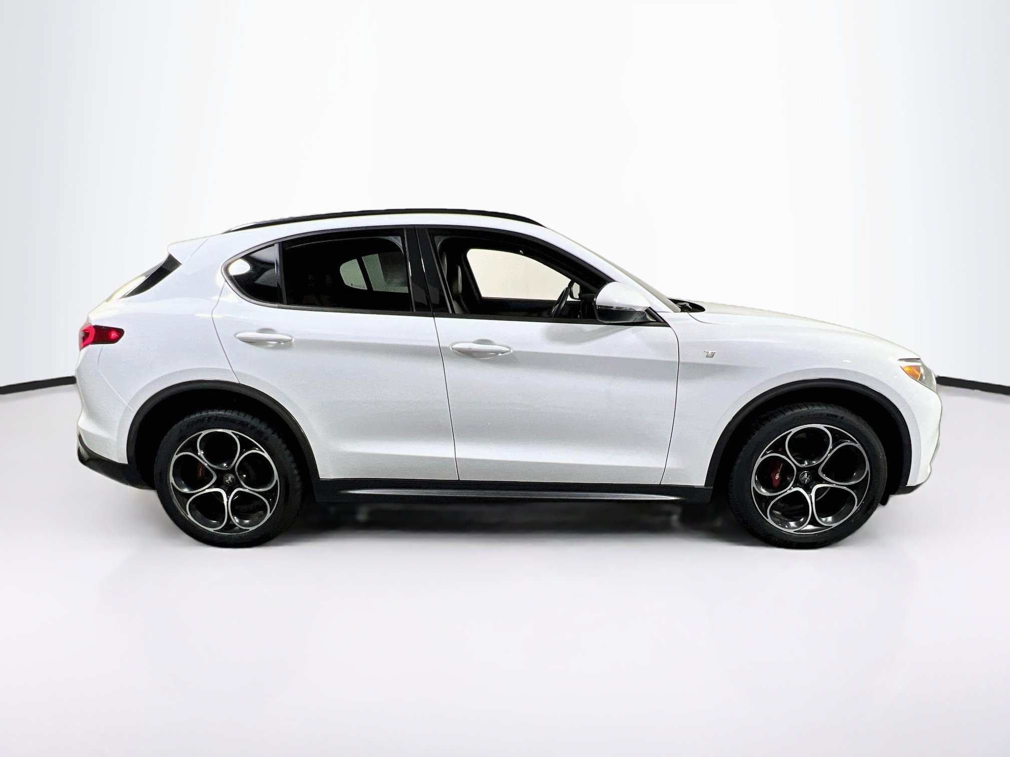 Used 2022 Alfa Romeo Stelvio Ti AWD/4WD image 4
