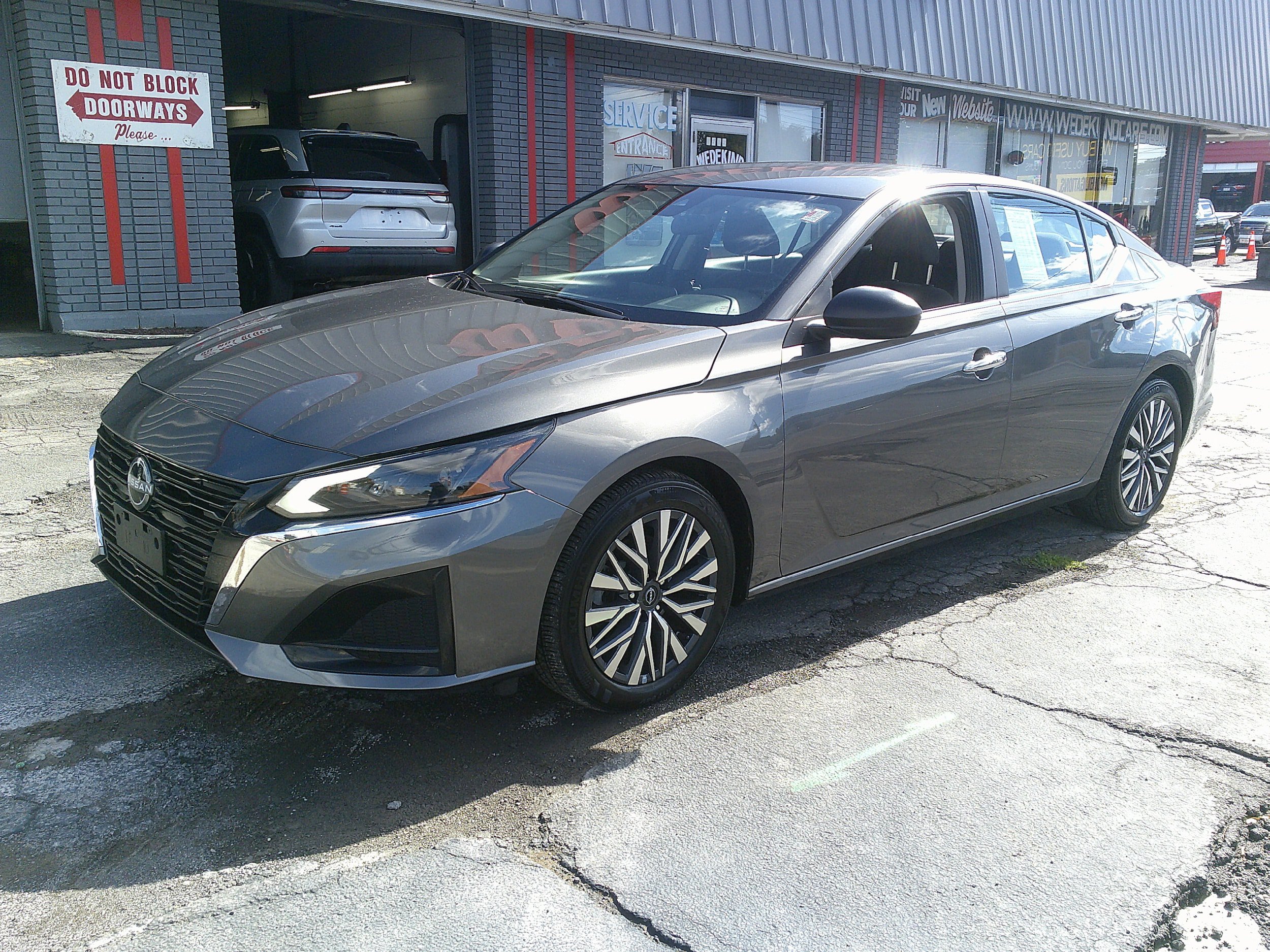 Used 2024 Nissan Altima 2.5 SV FWD image 14