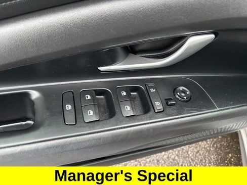 Used 2023 Hyundai Elantra SE image 14