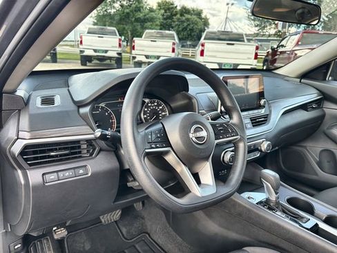 Used 2025 Nissan Altima 2.5 SV FWD image 10