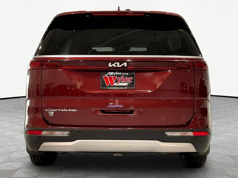 Used 2022 Kia Carnival EX FWD image 5