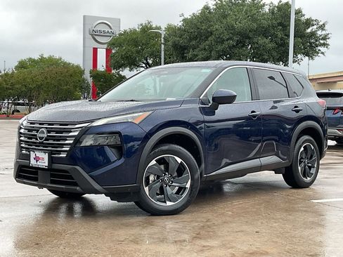 Used 2025 Nissan Rogue SV image 2