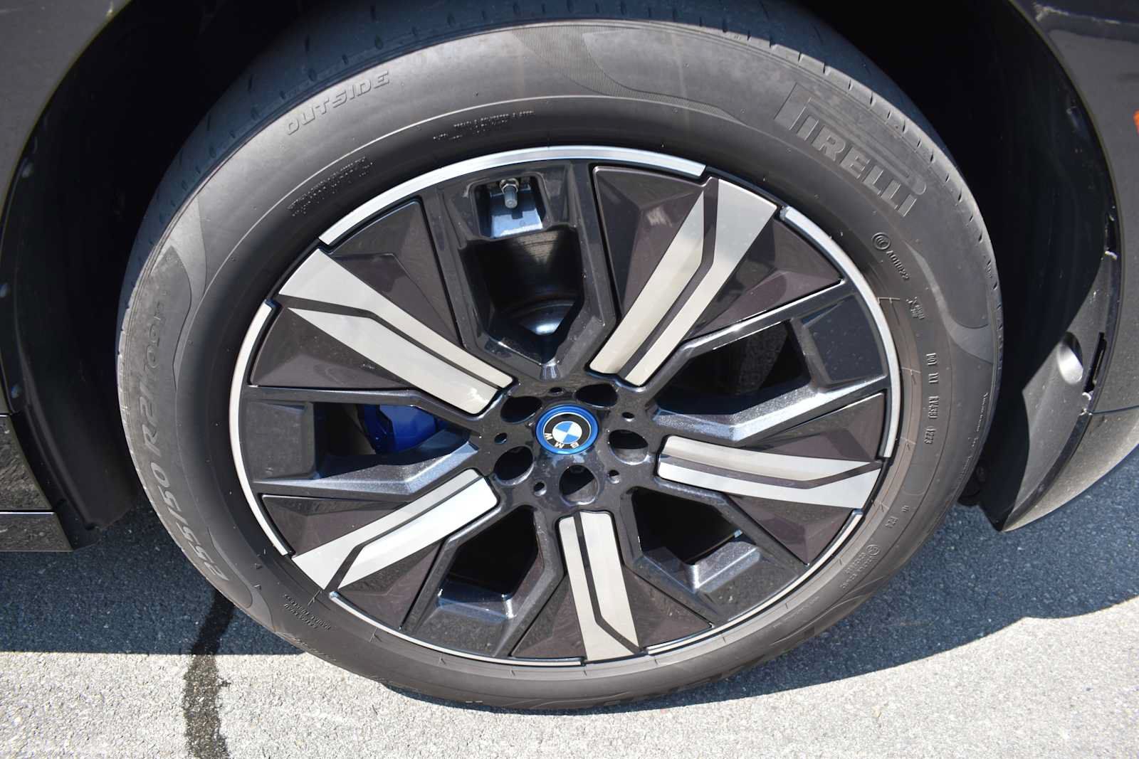 Used 2024 BMW iX xDrive50 w/ Sport Package AWD/4WD image 11