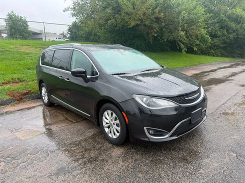 Used 2018 Chrysler Pacifica Touring-L FWD image 1