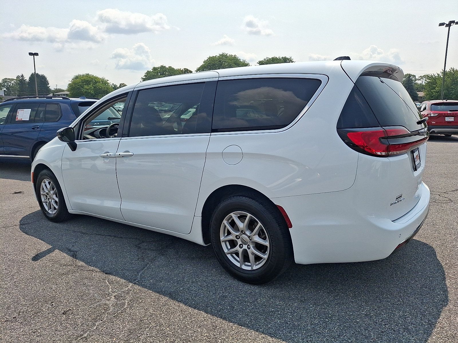 Used 2024 Chrysler Pacifica Touring-L FWD image 4