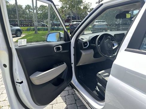 Used 2025 Hyundai Venue SEL FWD image 22