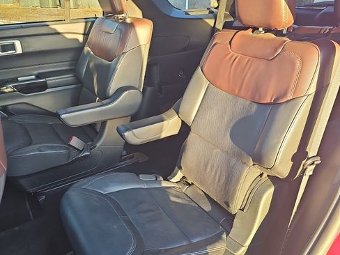 Used 2023 Ford Explorer Platinum w/ Technology Package image 14