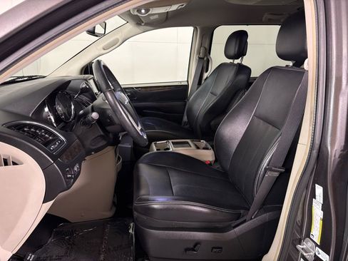 Used 2015 Chrysler Town & Country Touring-L image 14