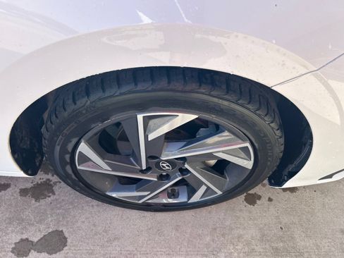 Used 2025 Hyundai Elantra Limited FWD image 5
