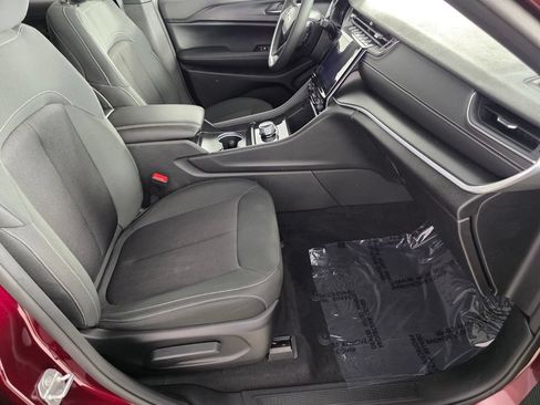 Used 2025 Jeep Grand Cherokee Laredo X RWD image 28